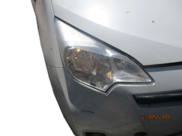 Toyota Verso S anno dal 2011 al 2015 Musata anteriore di colore bianco